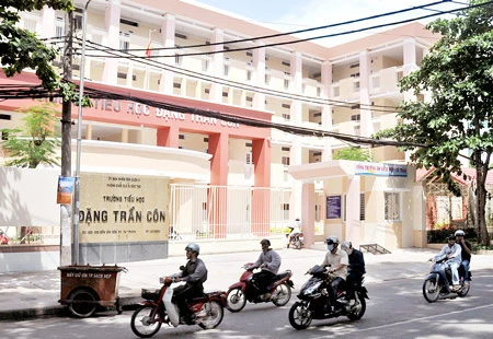 Trường Tiểu học Đặng Trần Côn, một ngôi trường mới ở quận 4 sẽ được đưa vào sử dụng trong năm học 2010 - 2011. Ảnh: MAI HẢI Trường Tiểu học Đặng Trần Côn, một ngôi trường mới ở quận 4 sẽ được đưa vào sử dụng trong năm học 2010 - 2011. Ảnh: MAI HẢI
