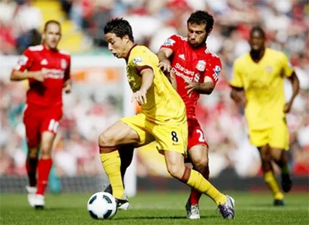 Tiền vệ Nasri (số 8, Arsenal) đi bóng trước Mascherano của Liverpool. Ảnh: AP. Tiền vệ Nasri (số 8, Arsenal) đi bóng trước Mascherano của Liverpool. Ảnh: AP.