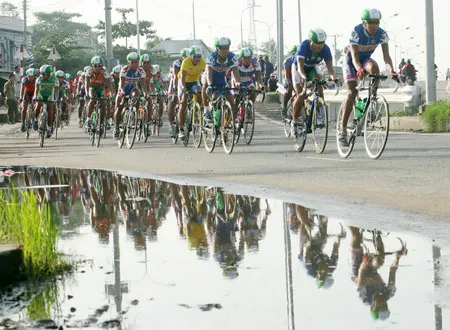 Cuộc đua xe đạp ĐBSCL 2010: Chú chó làm khổ đường đua!