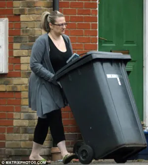 Bà chị cả - Lynne, 38 tuổi - thì đang phải sống qua ngày nhờ tiền trợ cấp thất nghiệp.