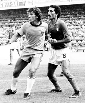 Gentile (phải) theo sát Zico tại World Cup 1982