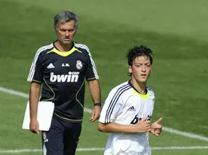 Mesut Oezil và những vấn đề đầu tiên