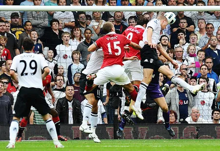 Trung vệ Hangeland (phải), đánh đầu ghi bàn thắng quân bình tỷ số 2 - 2 cho Fulham. Ảnh: AFP Trung vệ Hangeland (phải), đánh đầu ghi bàn thắng quân bình tỷ số 2 - 2 cho Fulham. Ảnh: AFP