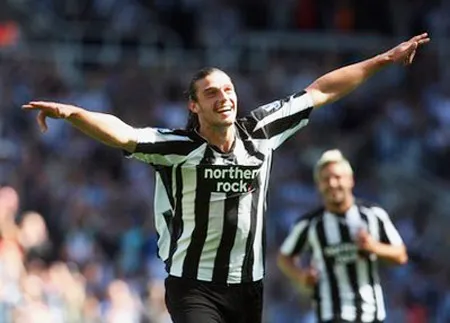 Tiền đạo Andy Carroll của Newcastle - tác giả cú hattrick vào lưới Aston Villa. Tiền đạo Andy Carroll của Newcastle - tác giả cú hattrick vào lưới Aston Villa.