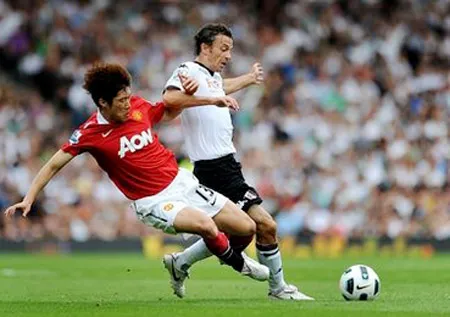 Pha tranh bóng quyết liệt giữa Park Ji Sung (trái, Man.United) và Simon Davies của Fulham. Ảnh: AP. Pha tranh bóng quyết liệt giữa Park Ji Sung (trái, Man.United) và Simon Davies của Fulham. Ảnh: AP.