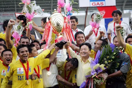 Hà Nội T&T ăn mừng ngôi vô địch - Quà dâng đại lễ