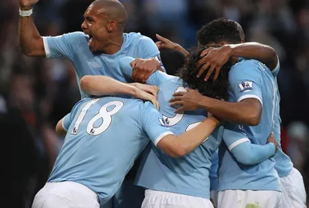 Các cầu thủ Man.City mừng bàn mở tỷ số. Các cầu thủ Man.City mừng bàn mở tỷ số.