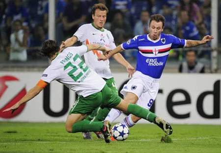 Thi đấu đầy nỗ lực, thế nhưng tiền đạo Antonio Cassano (phải) không thể giúp Sampdoria giành quyền vào vòng bảng. Ảnh: AFP.