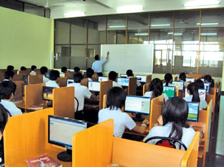 Phòng vi tính có kết nối internet với tốc độ cao Phòng vi tính có kết nối internet với tốc độ cao