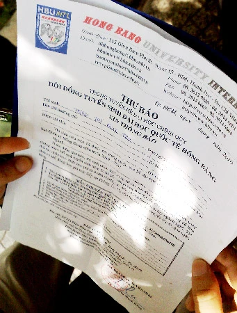 Một thí sinh nhận được thư báo trúng tuyển “lạ” của Trường ĐH Quốc tế Hồng Bàng. Một thí sinh nhận được thư báo trúng tuyển “lạ” của Trường ĐH Quốc tế Hồng Bàng.