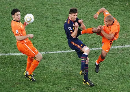 Webb: "Lẽ ra tôi phải phạt thẻ đỏ De Jong"