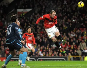 Rooney đã ghi 2 bàn đánh đầu vào lưới West Ham trong chiến thắng 3-0 tại Old Trafford Rooney đã ghi 2 bàn đánh đầu vào lưới West Ham trong chiến thắng 3-0 tại Old Trafford