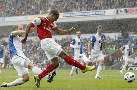 Theo Walcott tung cú sút mở tỷ số cho Arsenal. Ảnh: AP Theo Walcott tung cú sút mở tỷ số cho Arsenal. Ảnh: AP