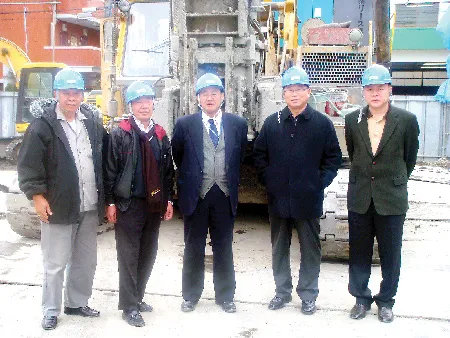 Ông Huỳnh Hữu Lộc (bìa trái) và các chuyên gia Nhật Bản, Hàn Quốc trong lần hướng dẫn chuyển giao công nghệ Ông Huỳnh Hữu Lộc (bìa trái) và các chuyên gia Nhật Bản, Hàn Quốc trong lần hướng dẫn chuyển giao công nghệ