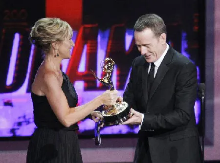 Bryan Cranston nhận giải nam diễn viên chính xuất sắc nhất ở hạng mục Phim truyền hình - thể loại chính kịch, dài tập, cho phim Breaking Bad Bryan Cranston nhận giải nam diễn viên chính xuất sắc nhất ở hạng mục Phim truyền hình - thể loại chính kịch, dài tập, cho phim Breaking Bad