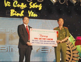 Lt.Gen Pham Quy Ngo, Deputy Minister of Public Security (R), receives 104 saving books from Deputy Director General of VietinBank Nguyen Van Du. (Photo: VietinBank) Lt.Gen Pham Quy Ngo, Deputy Minister of Public Security (R), receives 104 saving books from Deputy Director General of VietinBank Nguyen Van Du. (Photo: VietinBank)