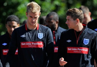 England's Steven Gerrard (R) talks to goalkeeper Joe Hart during a team training session at the their London Colney training ground, in central England on August 31, 2010. AFP England's Steven Gerrard (R) talks to goalkeeper Joe Hart during a team training session at the their London Colney training ground, in central England on August 31, 2010. AFP
