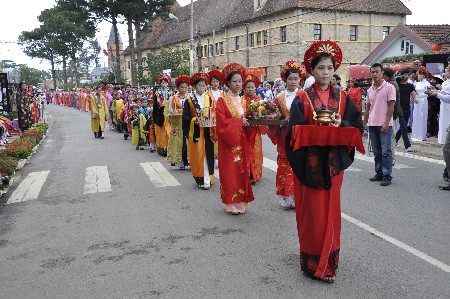 The procession of the embroidered painting in Dalat on September 2 (Photo: Sggp) The procession of the embroidered painting in Dalat on September 2 (Photo: Sggp)