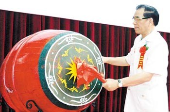 Party General Secretary Nong Duc Manh beats the drum to start the new school year at Chu Van An High School in Hanoi September 4 (Photo: VNA) Party General Secretary Nong Duc Manh beats the drum to start the new school year at Chu Van An High School in Hanoi September 4 (Photo: VNA)