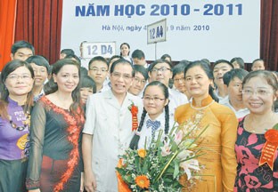 Party General Secretary Nong Duc Manh and teachers , students at Chu Van An High School Party General Secretary Nong Duc Manh and teachers , students at Chu Van An High School