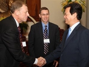 Vietnamese Prime Minister Nguyen Tan Dung (R) greets a representative of a US business delegation (File photo: Vietnam News Agency) Vietnamese Prime Minister Nguyen Tan Dung (R) greets a representative of a US business delegation (File photo: Vietnam News Agency)