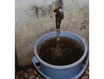 The polluted water at a household in District 11, HCMC (Photo: Tuoi Tre) The polluted water at a household in District 11, HCMC (Photo: Tuoi Tre)