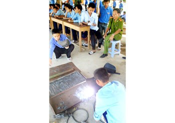 Da Nang's disobedient youths visit Tan Hoa School No.3 (Photo: Sggp) Da Nang's disobedient youths visit Tan Hoa School No.3 (Photo: Sggp)