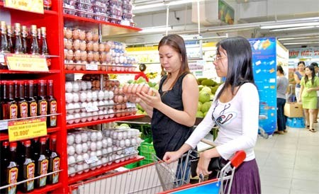 Shoppers at a supermarket in Ho Chi Minh City (Photo: SGGP) Shoppers at a supermarket in Ho Chi Minh City (Photo: SGGP)