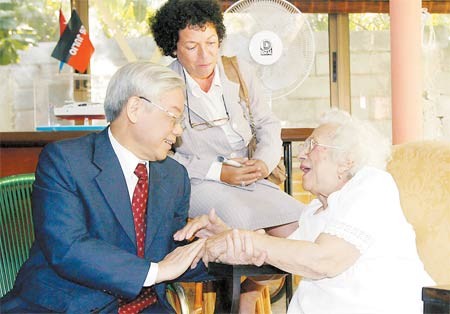 Vietnamese National Assembly Chairman Nguyen Phu Trong (L) visited the heroine of Moncada, Melba Hernandez, President of the Cuba-Viet Nam Parliamentary Friendship Group in Havana, Cuba on September 6 (Photo: SGGP) Vietnamese National Assembly Chairman Nguyen Phu Trong (L) visited the heroine of Moncada, Melba Hernandez, President of the Cuba-Viet Nam Parliamentary Friendship Group in Havana, Cuba on September 6 (Photo: SGGP)