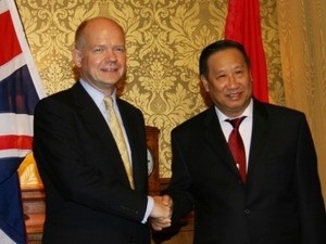 British Foreign Secretary William Hague (L) meets with his Vietnamese counterpart Pham Gia Khiem on September 8 (Photo: Vietnam News Agency) British Foreign Secretary William Hague (L) meets with his Vietnamese counterpart Pham Gia Khiem on September 8 (Photo: Vietnam News Agency)