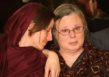 (AFP file) Detained US hiker Sarah Shourd (L) sits with her mother Nora during their first meeting since her arrest. (AFP file) Detained US hiker Sarah Shourd (L) sits with her mother Nora during their first meeting since her arrest.
