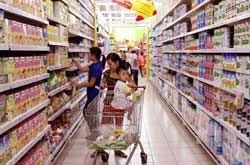 Consumers buy milk at a Big C supermarket in Hanoi (File photo: Vietnam News) Consumers buy milk at a Big C supermarket in Hanoi (File photo: Vietnam News)