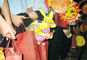 Disable children receive moon cakes and lanterns from Equatorial staff at the hotel on September 14 (Photo: Tuong Thuy) Disable children receive moon cakes and lanterns from Equatorial staff at the hotel on September 14 (Photo: Tuong Thuy)