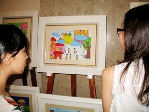 Guests watch pictures of the charity painting exhibition on September 14, 2010 (Photo: Tuong Thuy) Guests watch pictures of the charity painting exhibition on September 14, 2010 (Photo: Tuong Thuy)