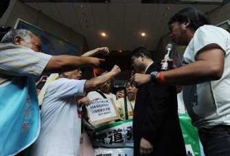Protestors shout slogans demanding the release of a captain of a Chinese fishing boat to a representative of the Japanese consulate in Hong Kong on September 15, 2010. AFP Protestors shout slogans demanding the release of a captain of a Chinese fishing boat to a representative of the Japanese consulate in Hong Kong on September 15, 2010. AFP