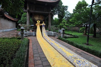 The couple of Ao dai are performed by Miss Vietnam Global 2010 Luu Thi Diem Huong (L) and model Viet Anh. (Photo: Vnexpress) The couple of Ao dai are performed by Miss Vietnam Global 2010 Luu Thi Diem Huong (L) and model Viet Anh. (Photo: Vnexpress)