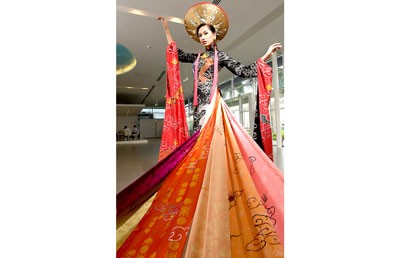 Miss Vietnam 2006 Mai Phuong Thuy wears four-billion-VND Ao dai by fashion designer Vo Viet Chung. (Photo: SGGP) Miss Vietnam 2006 Mai Phuong Thuy wears four-billion-VND Ao dai by fashion designer Vo Viet Chung. (Photo: SGGP)