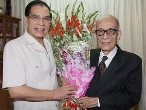 Party General Secretary Nong Duc Manh visits Professor and Labor Hero Vu Khieu (R) on September 16 (Photo: VNA) Party General Secretary Nong Duc Manh visits Professor and Labor Hero Vu Khieu (R) on September 16 (Photo: VNA)
