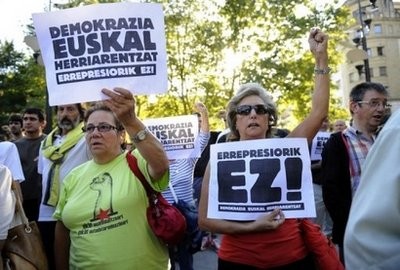 People hold placards reading "Democracy for the Basque Country" and "Stop repression" during a march by Basque nationalists on September 18, in the northern Spanish Basque city of San Sebastian. (AFP Photo) People hold placards reading "Democracy for the Basque Country" and "Stop repression" during a march by Basque nationalists on September 18, in the northern Spanish Basque city of San Sebastian. (AFP Photo)