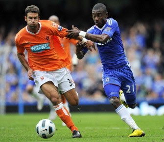 Chelsea's Salomon Kalou (R) vies with Blackpool'sdefender Dekel Keinan (L) on September 19, 2010. AFP Chelsea's Salomon Kalou (R) vies with Blackpool'sdefender Dekel Keinan (L) on September 19, 2010. AFP