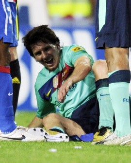 Barcelona's forward Lionel Messi gestures in pain during the football match between Atletico de Madrid and Barcelona on September 19, 2010. AFP Barcelona's forward Lionel Messi gestures in pain during the football match between Atletico de Madrid and Barcelona on September 19, 2010. AFP