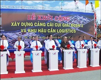 Prime Minister Nguyễn Tấn Dũng (C) presses the button to kick-start the construction of the Cái Cui Port, Cần Thơ City, July 11, 2009. Prime Minister Nguyễn Tấn Dũng (C) presses the button to kick-start the construction of the Cái Cui Port, Cần Thơ City, July 11, 2009.