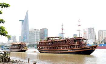 A tourist ship carries visitors to travel on the Saigon River. A tourist ship carries visitors to travel on the Saigon River.