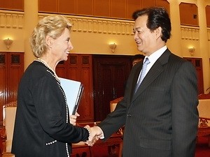 Vietnamese Prime Minister Nguyen Tan Dung (R) meets with Washington State Governor Christine Gregoire in Hanoi on Sep. 20 (Photo: Vietnam News Agency) Vietnamese Prime Minister Nguyen Tan Dung (R) meets with Washington State Governor Christine Gregoire in Hanoi on Sep. 20 (Photo: Vietnam News Agency)