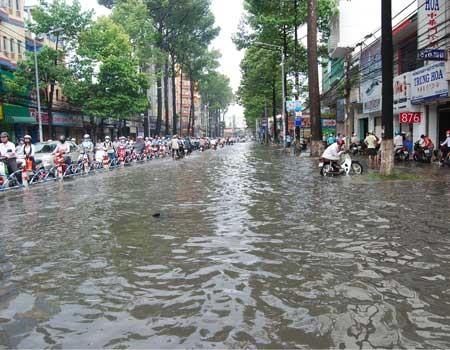 Tran Hung Dao Street in district 1 submerged in water after torrential downpours . Weather focasters said the city could face flood in wide areas by the end of September Tran Hung Dao Street in district 1 submerged in water after torrential downpours . Weather focasters said the city could face flood in wide areas by the end of September