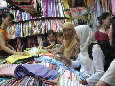 Foreign tourists shop at Ben Thanh Market in Ho Chi Minh City. Foreign tourists shop at Ben Thanh Market in Ho Chi Minh City.