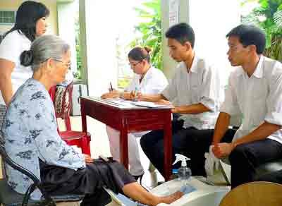 Ninety year old Nguyen Thi Hai (L) in Binh Chanh District receives examination (Photo: SGGP) Ninety year old Nguyen Thi Hai (L) in Binh Chanh District receives examination (Photo: SGGP)