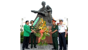 Generals offer flowers to the Uncle Ho Statue before departure time on September 28. Generals offer flowers to the Uncle Ho Statue before departure time on September 28.