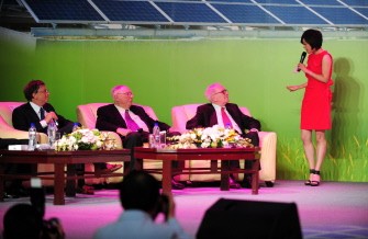 Warren Buffett (3rd L), Charles Munger (2nd L) and Bill Gates (L) take questions from an MC at the nationwide launch ceremony of Chinese electric vehicle BYD M6 in Beijing on September 29, 2010. AFP Warren Buffett (3rd L), Charles Munger (2nd L) and Bill Gates (L) take questions from an MC at the nationwide launch ceremony of Chinese electric vehicle BYD M6 in Beijing on September 29, 2010. AFP