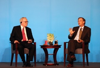 Warren Buffett (L) listens Bill Gates (R) speaks at press conference about philanthropy in Beijing on September 30, 2010. AFP Warren Buffett (L) listens Bill Gates (R) speaks at press conference about philanthropy in Beijing on September 30, 2010. AFP
